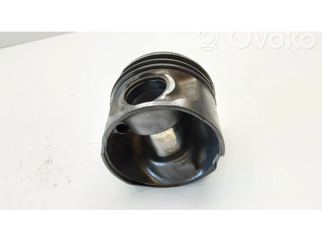 Píst    BMW 3 E90 E91  pro naftový motor 3.0  