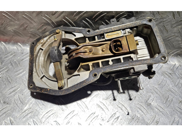 Vstřikovací lišta 0438121070, 026133353D   Audi 80 90 B3     