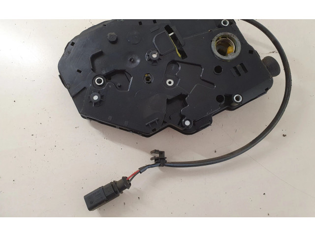 Замок багажника 2K0827201Q    Volkswagen Caddy 2004 - 2010 года