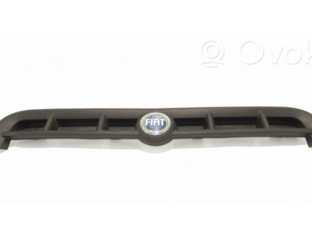 Передняя решётка Fiat Doblo 2000-2009 года 735268388      