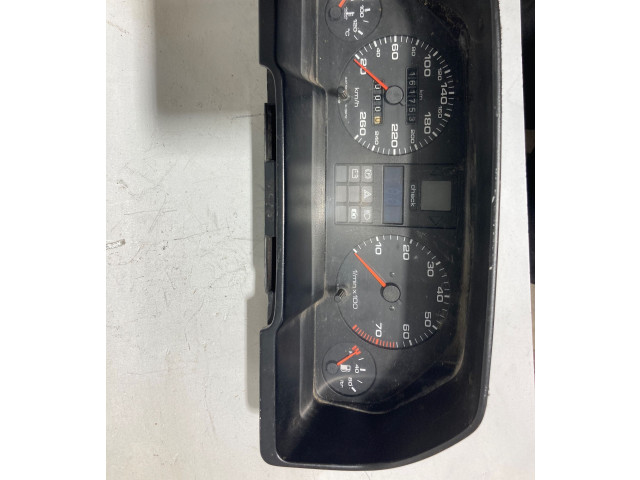 Přístrojová deska  Audi 200 1986 88311079  