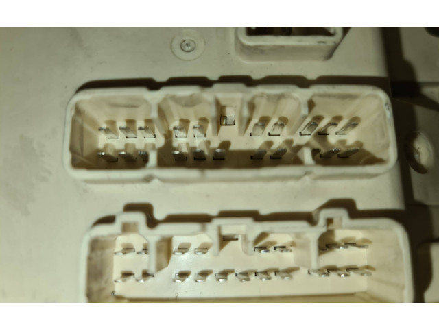   Pojistková skříňka 8273360032   Toyota Land Cruiser (J100) 2001
