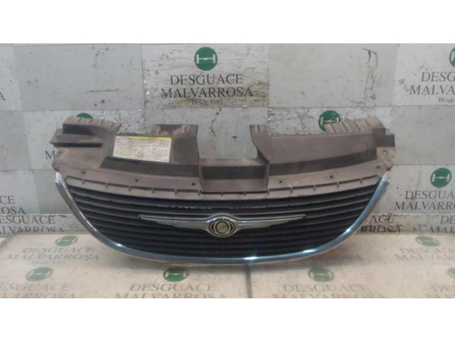 Передняя решётка Chrysler Voyager 2004-2007 года       