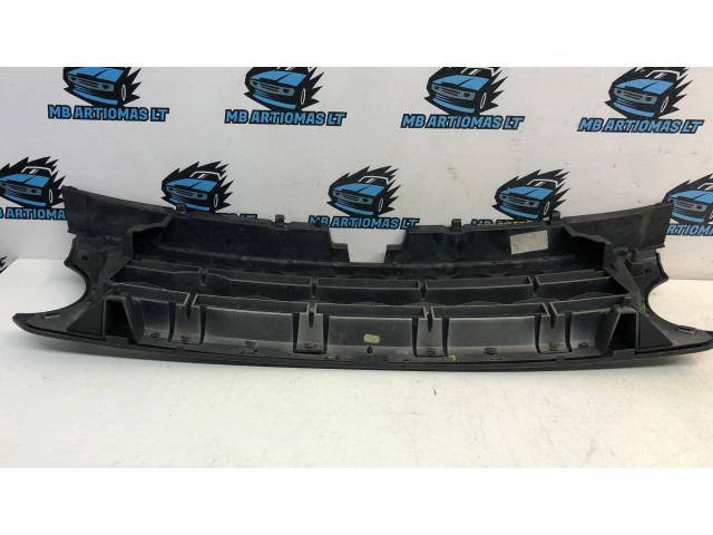 Передняя решётка Land Rover Discovery 3 - LR3 2005-2009 года AH228138BW      