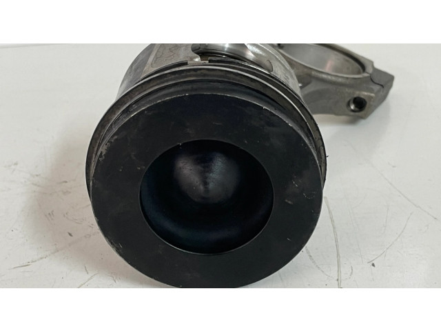 Píst 7803033, 7807345   BMW 3 E92 E93  pro naftový motor 2.0  
