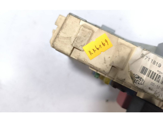 Блок предохранителей 51711819   Fiat Stilo 2003