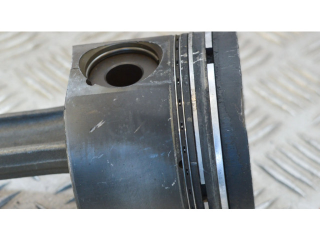 Píst    BMW 5 E39  pro naftový motor 2.5 M57 D25 (256D1) 