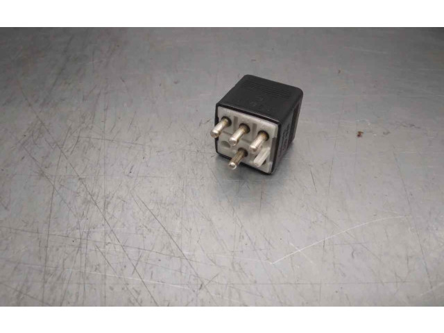   Pojistková skříňka 0015426819   Mercedes-Benz E W124 1990