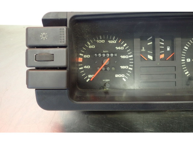 Панель приборов 8111733181117332   Audi 80 90 B2       