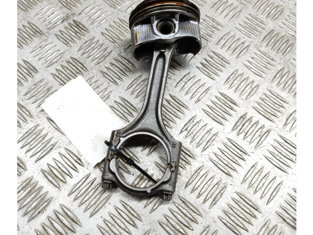 Píst 32298424, 31401957   Volvo XC40    B 4204 T47 