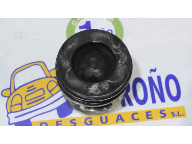 Píst 7701479102   Renault Trafic I  pro naftový motor 2.0  