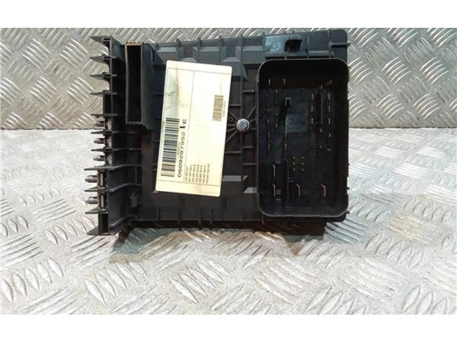   Pojistková skříňka 1K0937049AA, F005V00495   Volkswagen Caddy 2006