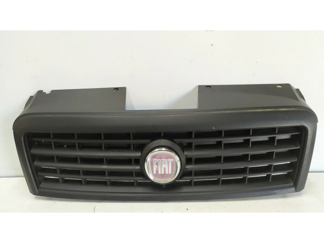 Передняя решётка Fiat Doblo 2000-2009 года 735395576      