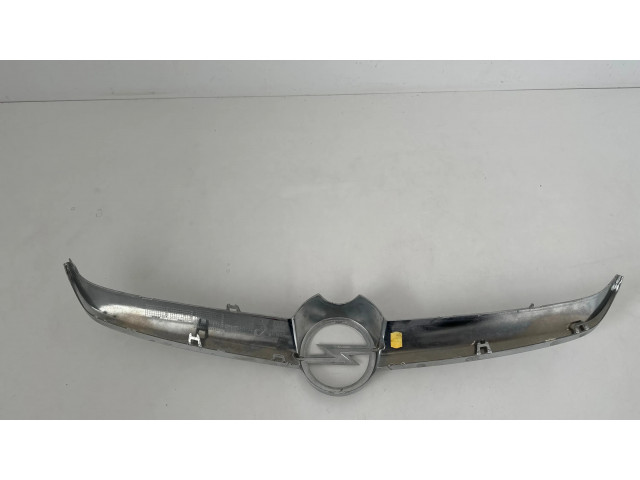 Передняя решётка Opel Astra J 2010-2015 года 13368852      