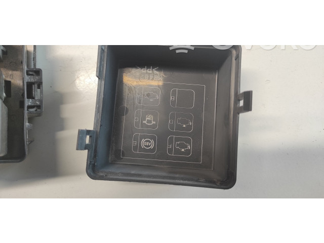   Pojistková skříňka MR482591, 0120DS   Mitsubishi Pajero 2005