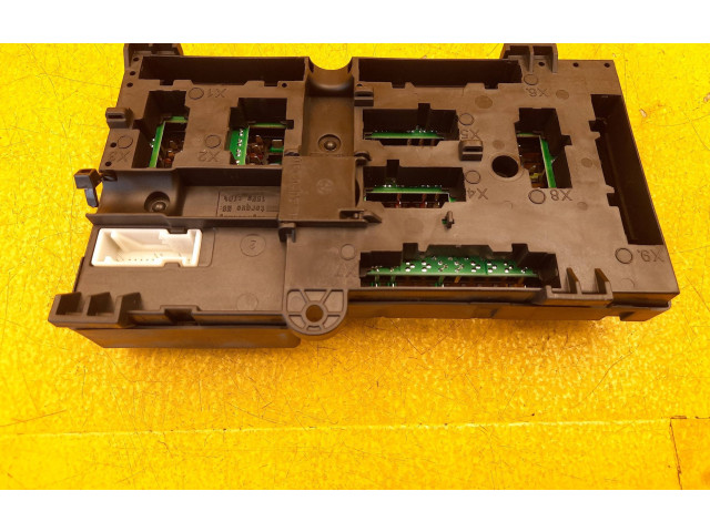 Блок предохранителей 6837090   BMW 5 G30 G31    
