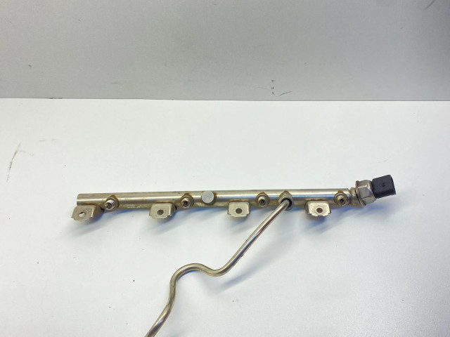 Vstřikovací lišta 7537319, 1214215243   BMW 5 F10 F11  pro benzínový motor 4.4  