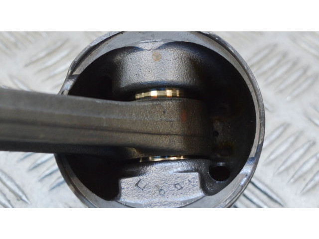Píst    BMW 5 E39  pro naftový motor 2.5 M57 D25 (256D1) 