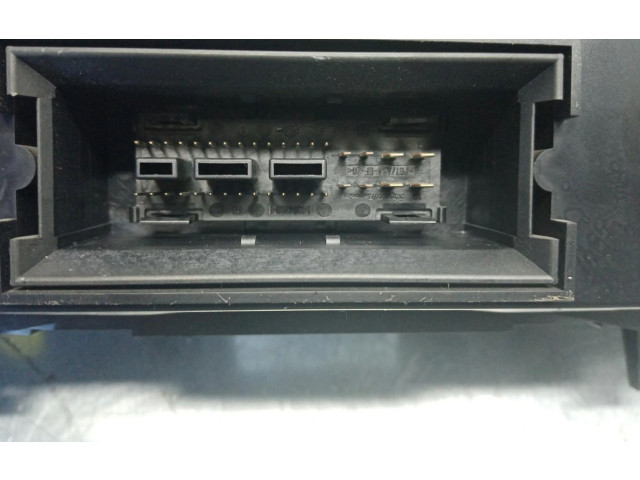 Панель приборов V0018000   Volkswagen PASSAT       