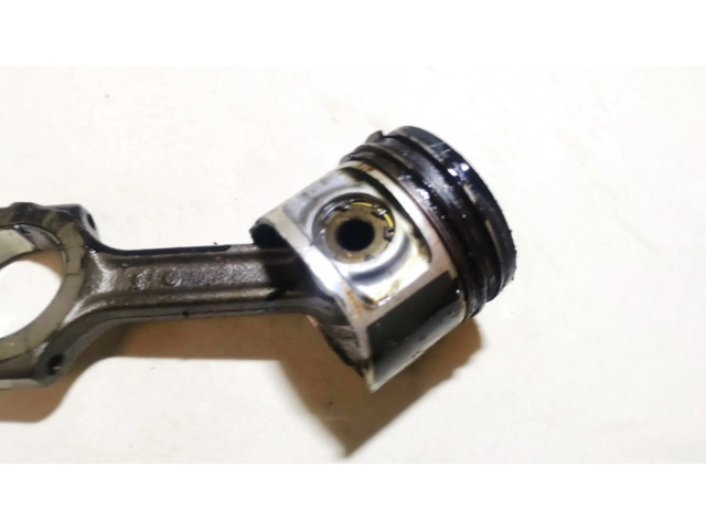 Píst    Alfa Romeo 166  pro naftový motor 2.4  