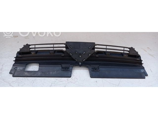 Передняя решётка Citroen C5 2001-2004 года 9636751980      