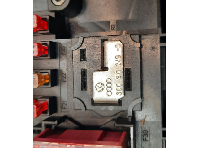 Блок предохранителей  3C09712490   Volkswagen Golf Plus    