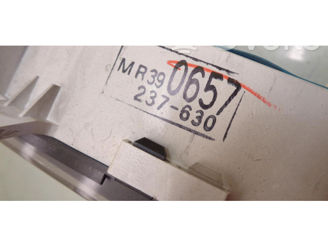 Přístrojová deska  Mazda 121 SM 2002 MR390657  