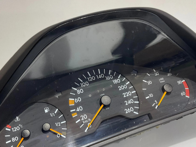 Přístrojová deska  Mercedes-Benz E W210 2000 2105403348, 84570285  