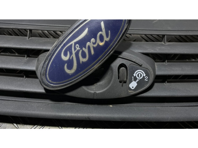 Передняя решётка Ford Focus 2004-2010 года 7M51R8138A      