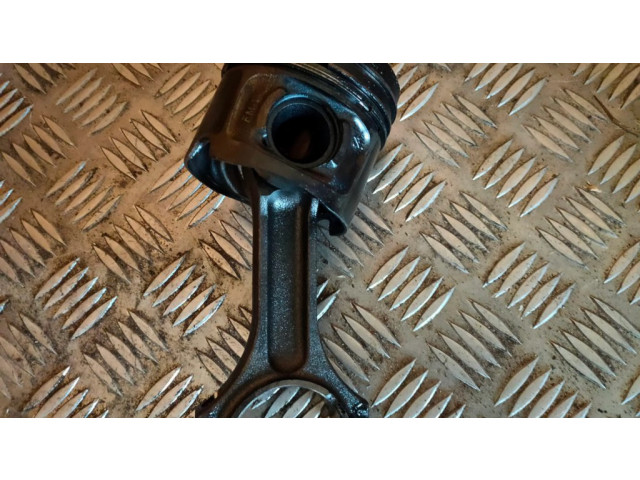 Píst    BMW 3 E90 E91  pro naftový motor 2.0 N47 