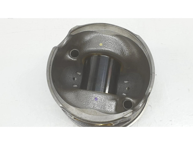 Píst 11258571012   BMW 2 F22 F23  pro naftový motor   