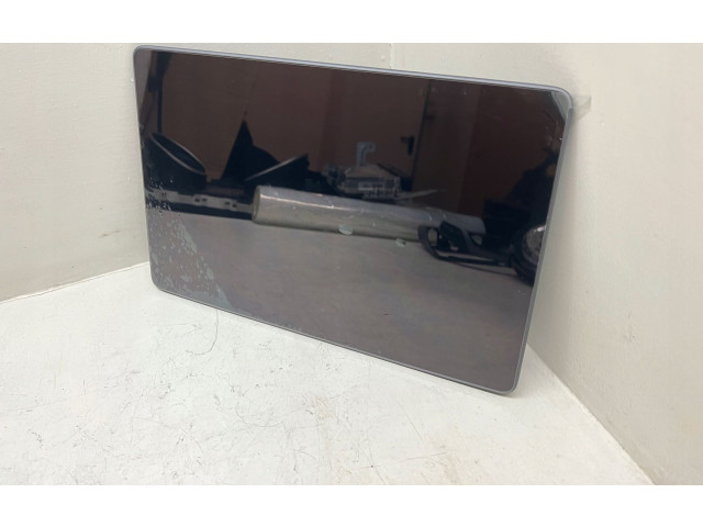 Дисплей       Tesla Model 3