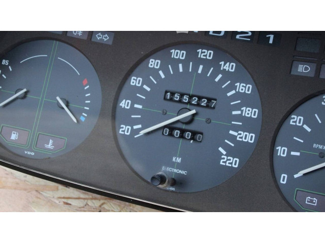 Přístrojová deska  BMW 7 E23 1983 1360857  
