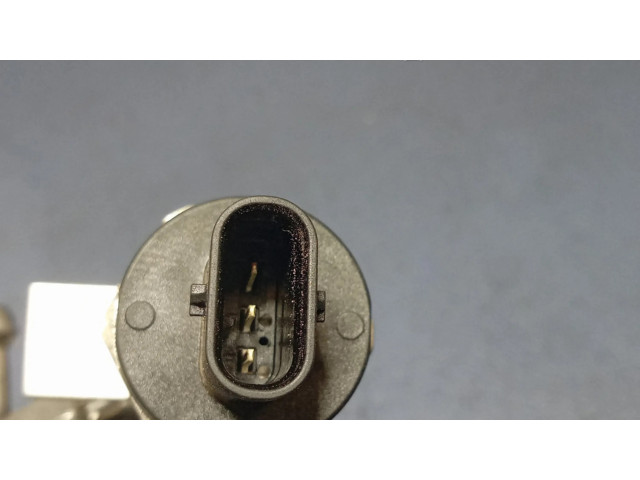 Vstřikovací lišta 8601017   BMW 7 G11 G12  pro benzínový motor 4.4 N63B44C 