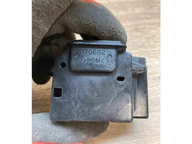 Ручка стеклоочистителей 17D682   Mazda 5