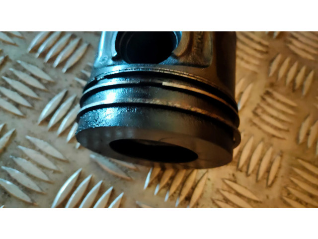 Píst    BMW 3 E90 E91  pro naftový motor 2.0 N47 