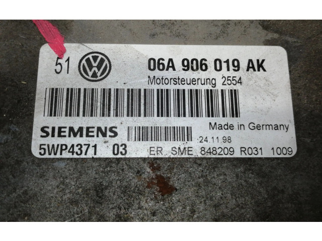 Блок управления двигателя 06A906019AK   Volkswagen Golf SportWagen