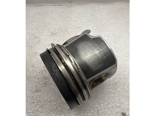  Поршень  11258584899, 8584899  BMW 5 G30 G31  