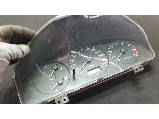Přístrojová deska  Mazda 323 F 2000 7MBH1CB  