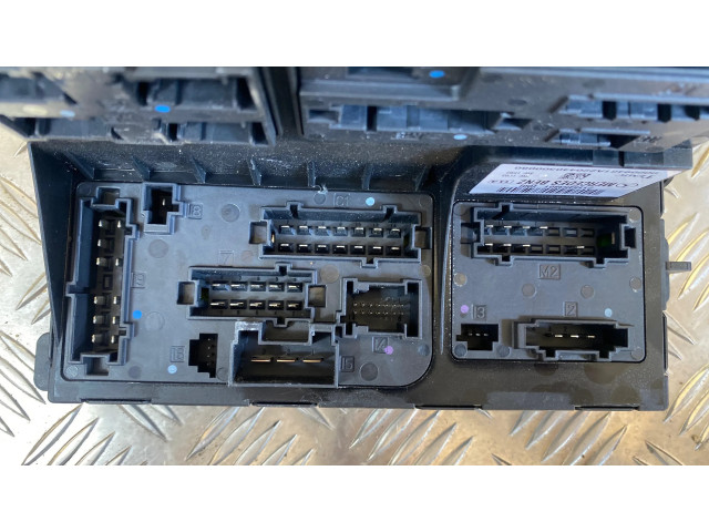   Pojistková skříňka 2115453801   Mercedes-Benz E W211 2004
