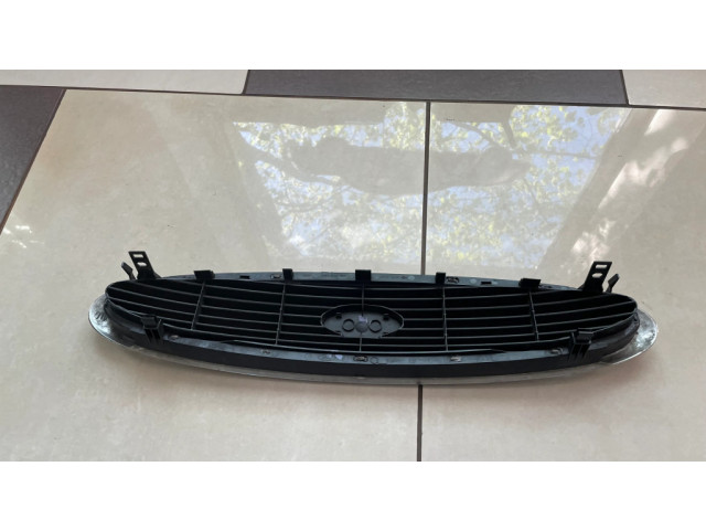 Верхняя решётка Ford Mondeo Mk III 2000-2007 года 96BG8200, 96BGA133      