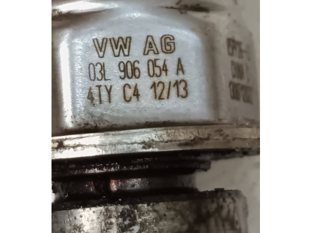 Vstřikovací lišta 03L906054A   Volkswagen PASSAT B7    CAY 