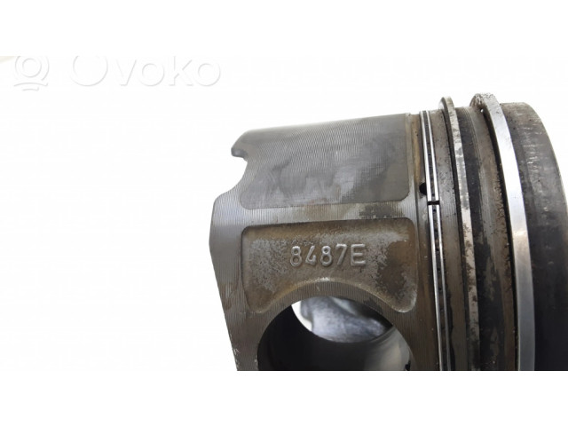 Píst 8487E   BMW 3 E90 E91  pro naftový motor 2.0  