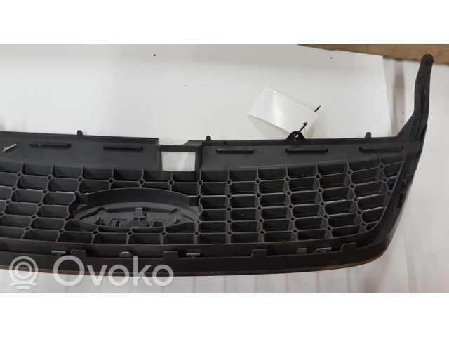 Передняя решётка Ford Mondeo Mk III 2000-2007 года 7S718200D      