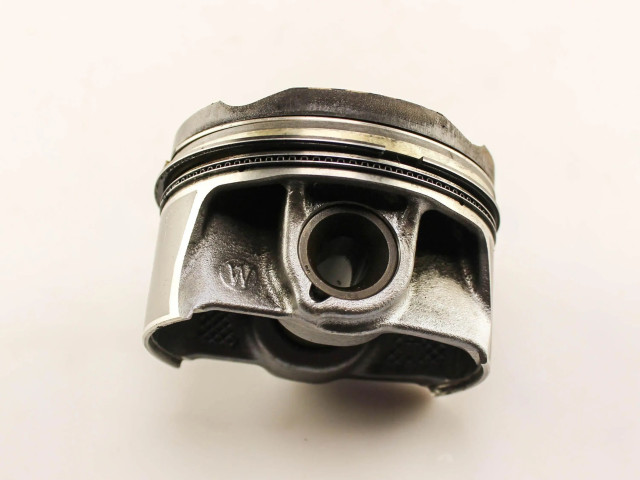 Píst 821209   BMW 3 G20 G21  pro benzínový motor 3.0  