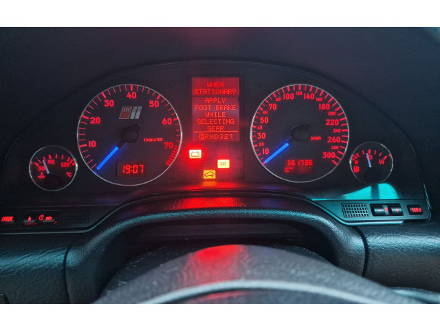 Поршень Спидометр (приборный щиток)  81117764  Audi A8 S8 D2 4D  
