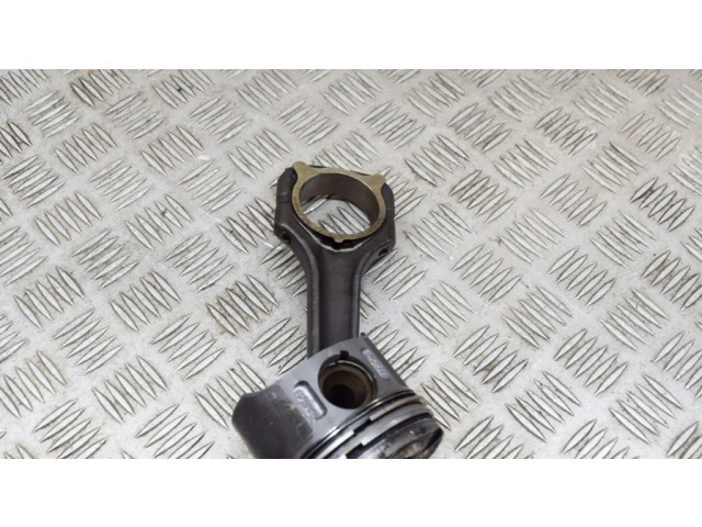 Píst A6110300320, A6110300717   Mercedes-Benz C W203  pro naftový motor 2.2 OM 611.962 