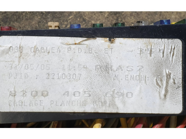 Блок предохранителей 8200405690, 2210307   Renault Master II