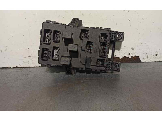 Pojistková skříňka Řídící jednotka BSM 8273005010, 05810530   Toyota Avensis T220 2000