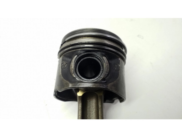 Píst    BMW 7 E65 E66  pro naftový motor 3.0  